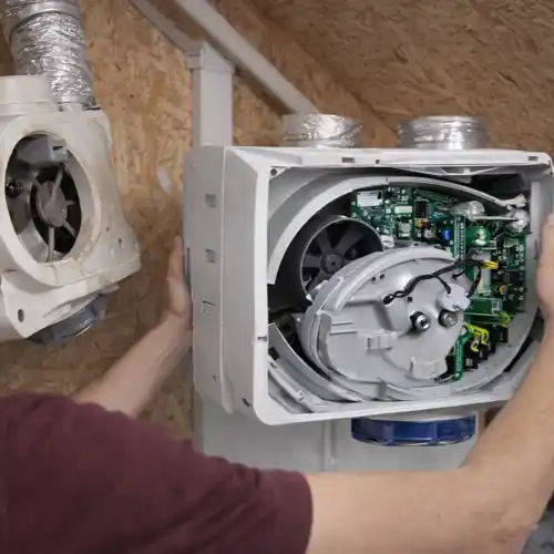 Een ervaren ventilatiespecialist voert professioneel mechanische ventilatie uit
